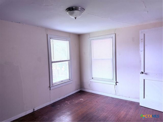 1002 E Sabine Street, Victoria, TX 77901