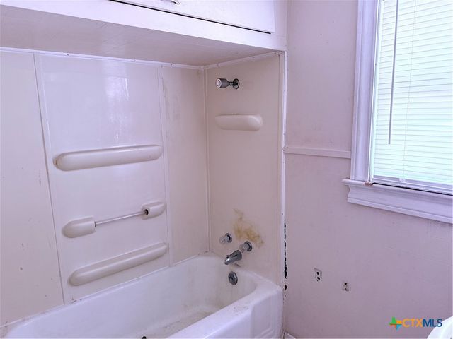 1002 E Sabine Street, Victoria, TX 77901