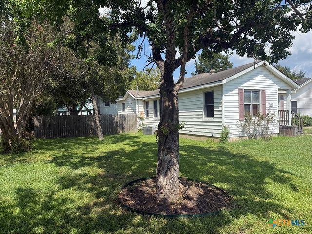 1002 E Sabine Street, Victoria, TX 77901