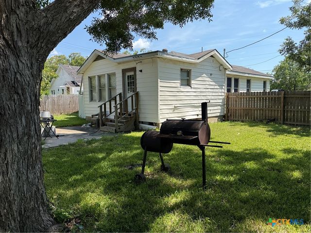 1002 E Sabine Street, Victoria, TX 77901