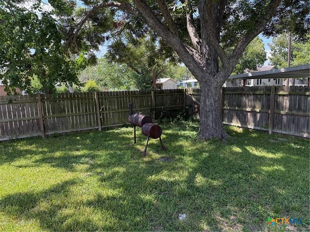 1002 E Sabine Street, Victoria, TX 77901