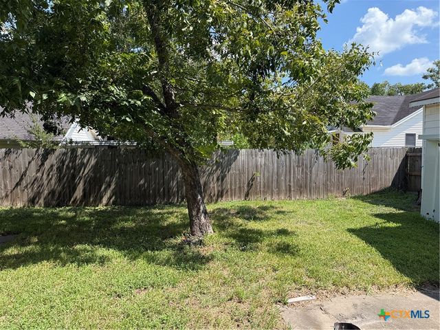 1002 E Sabine Street, Victoria, TX 77901