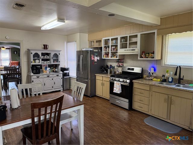 1002 E Sabine Street, Victoria, TX 77901