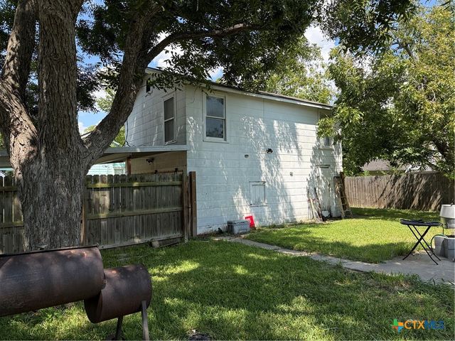 1002 E Sabine Street, Victoria, TX 77901