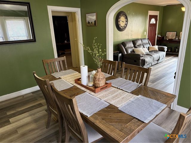 1002 E Sabine Street, Victoria, TX 77901