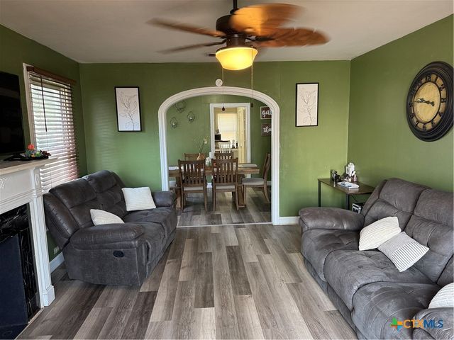 1002 E Sabine Street, Victoria, TX 77901