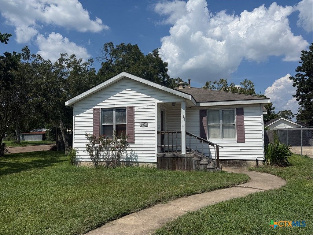 1002 E Sabine Street, Victoria, TX 77901