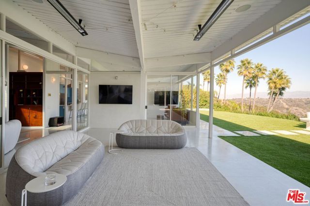 2262 Stradella Road, Los Angeles, CA 90077