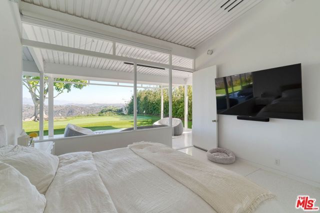 2262 Stradella Road, Los Angeles, CA 90077