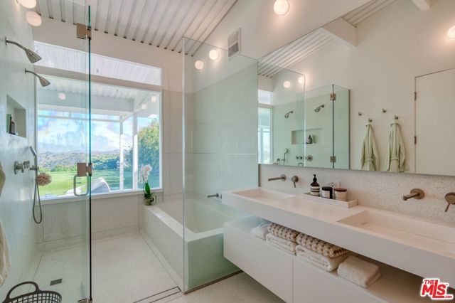 2262 Stradella Road, Los Angeles, CA 90077