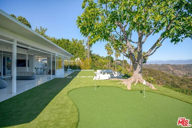 2262 Stradella Road, Los Angeles, CA 90077