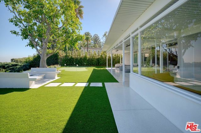 2262 Stradella Road, Los Angeles, CA 90077