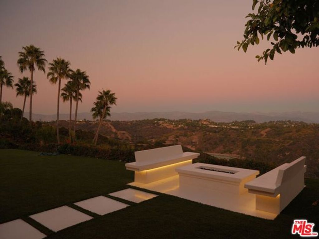 2262 Stradella Road, Los Angeles, CA 90077