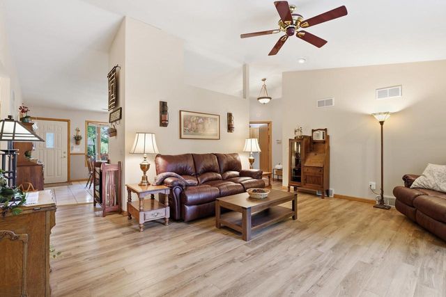 800 Sunset Drive, Cottage Grove, WI 53527