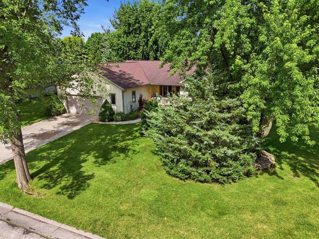800 Sunset Drive, Cottage Grove, WI 53527
