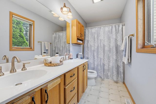 800 Sunset Drive, Cottage Grove, WI 53527