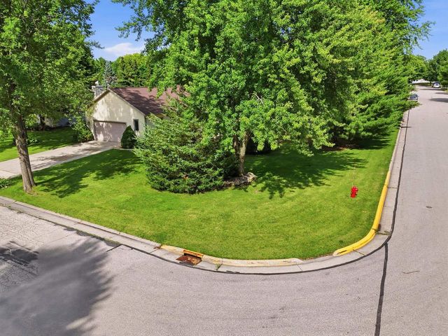 800 Sunset Drive, Cottage Grove, WI 53527