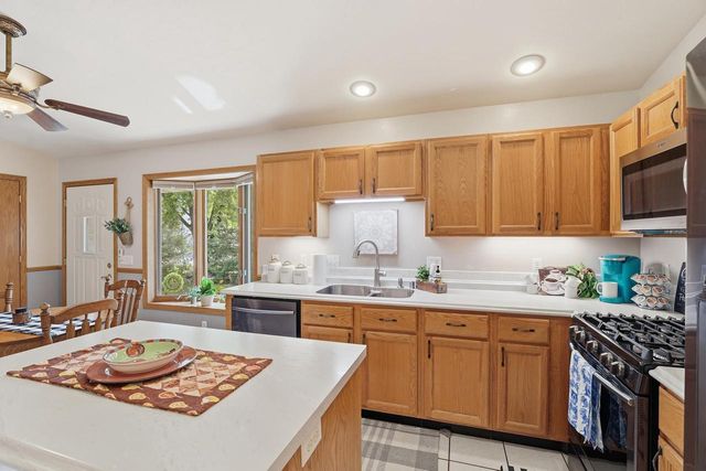 800 Sunset Drive, Cottage Grove, WI 53527