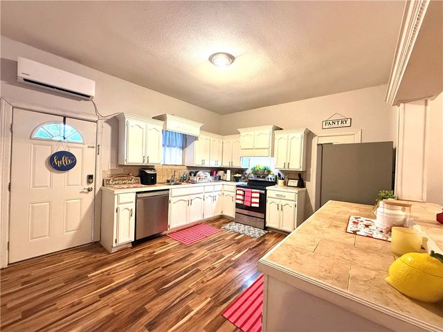 420 E 4th St, Alice, TX 78332