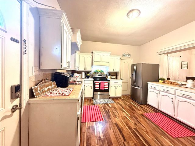 420 E 4th St, Alice, TX 78332