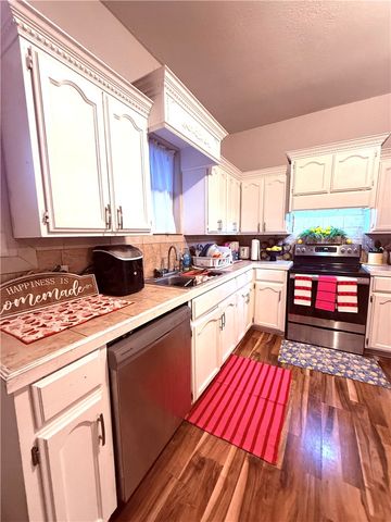 420 E 4th St, Alice, TX 78332