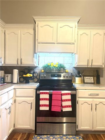 420 E 4th St, Alice, TX 78332