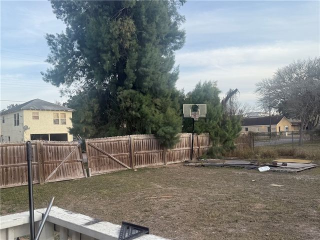 420 E 4th St, Alice, TX 78332