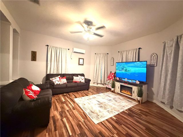 420 E 4th St, Alice, TX 78332