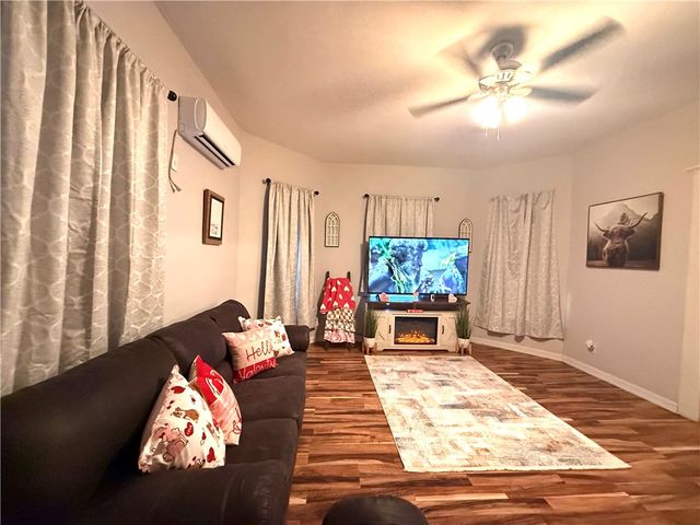 420 E 4th St, Alice, TX 78332