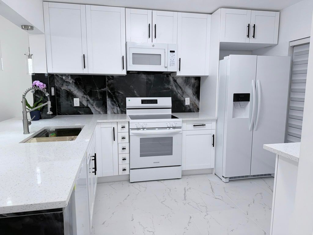 300 E Club Circle 107, Boca Raton, FL 33431