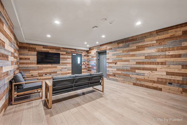 27 W Park Boulevard 303, Villa Park, IL 60181