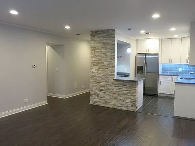 930 Perrie Drive 203, Elk Grove Village, IL 60007