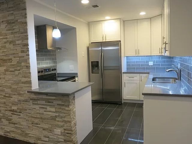 930 Perrie Drive 203, Elk Grove Village, IL 60007