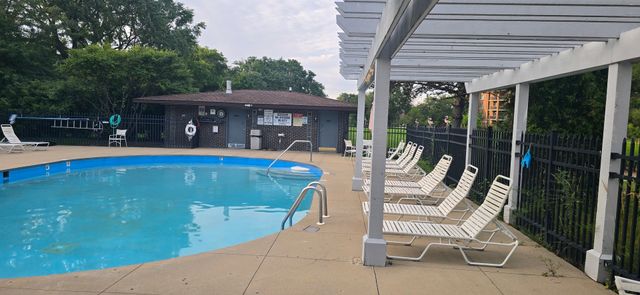 930 Perrie Drive 203, Elk Grove Village, IL 60007