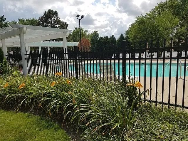 930 Perrie Drive 203, Elk Grove Village, IL 60007