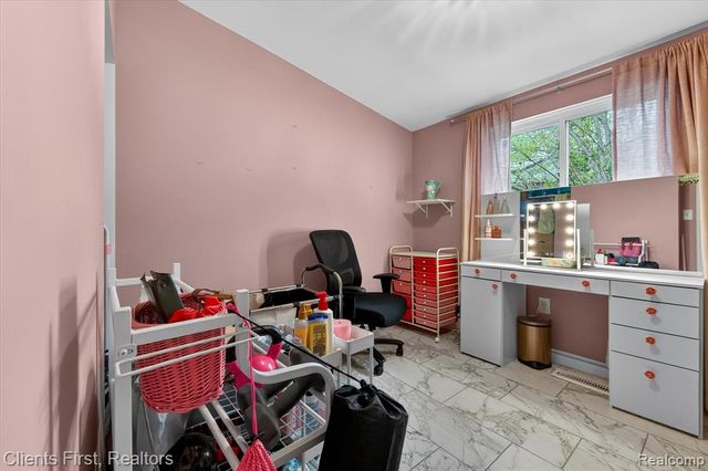 4616 Hayes Street, Wayne, MI 48184