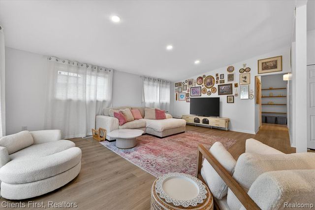 4616 Hayes Street, Wayne, MI 48184