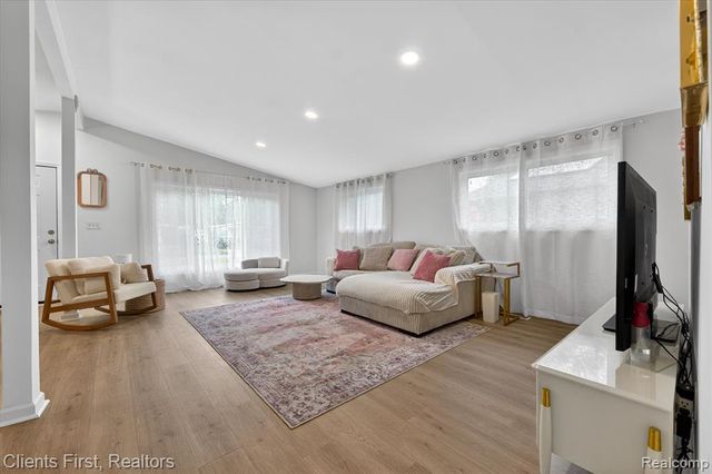 4616 Hayes Street, Wayne, MI 48184