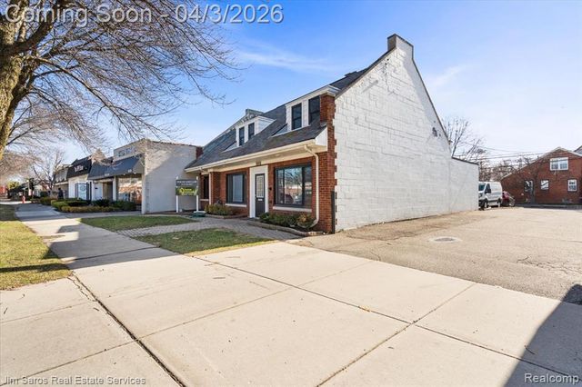 18514 Mack Avenue, Grosse Pointe Farms, MI 48236