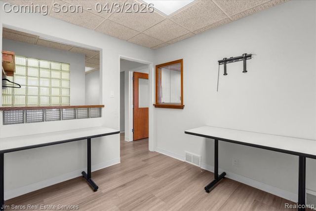 18514 Mack Avenue, Grosse Pointe Farms, MI 48236