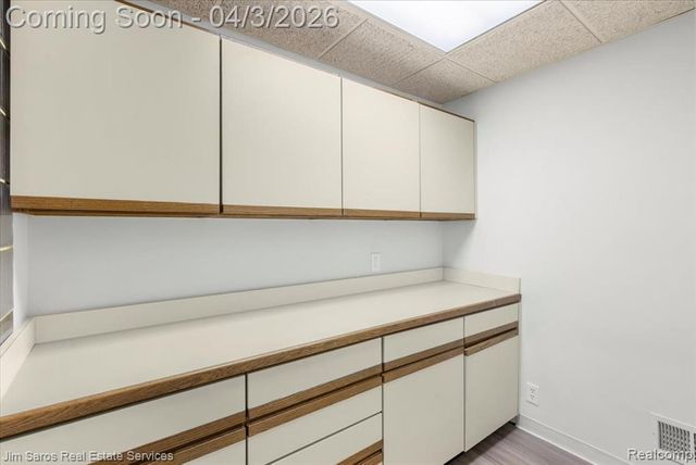 18514 Mack Avenue, Grosse Pointe Farms, MI 48236