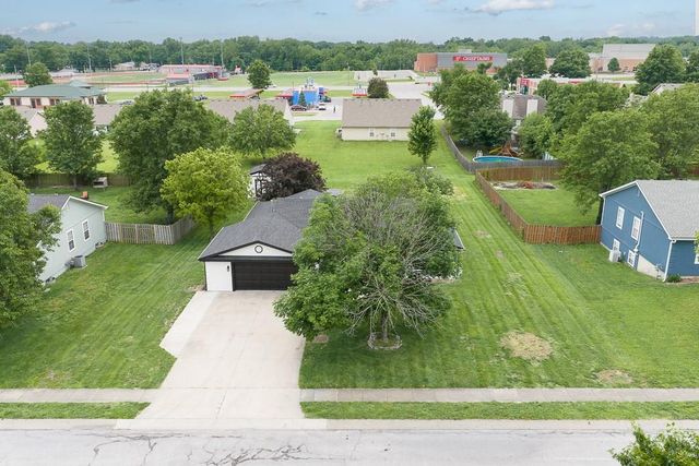 614 Myers Drive, Tonganoxie, KS 66086