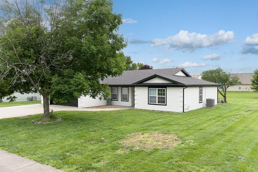 614 Myers Drive, Tonganoxie, KS 66086