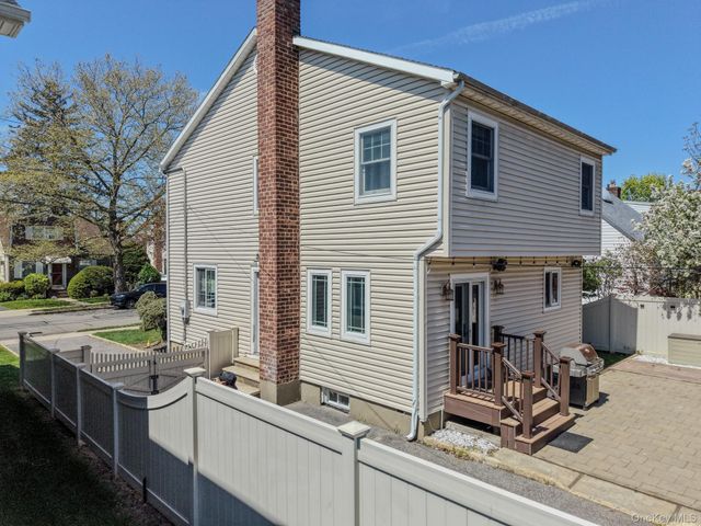 141 Collins Avenue, Williston Park, NY 11596
