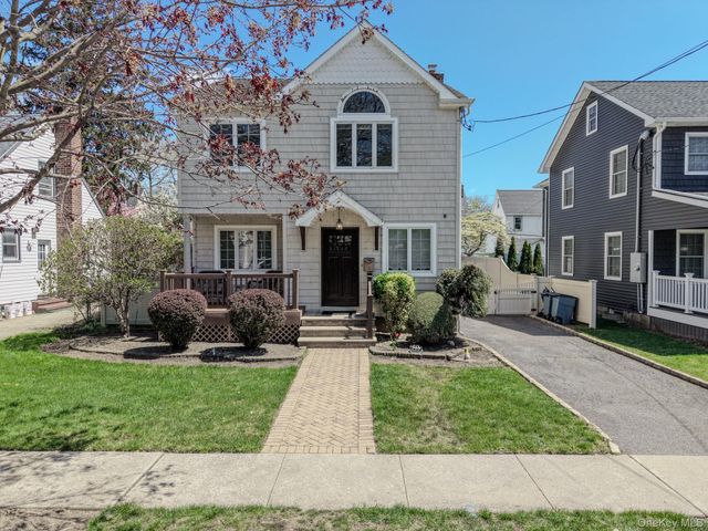 141 Collins Avenue, Williston Park, NY 11596