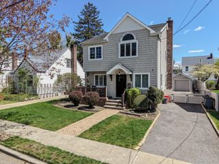 141 Collins Avenue, Williston Park, NY 11596