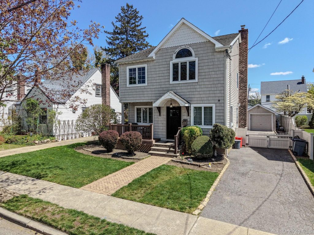 141 Collins Avenue, Williston Park, NY 11596