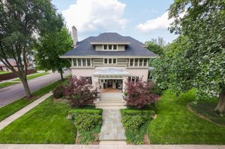 729 W Downer Place, Aurora, IL 60506