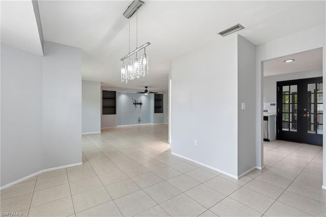 4900 Tahiti LN, Naples, FL 34112