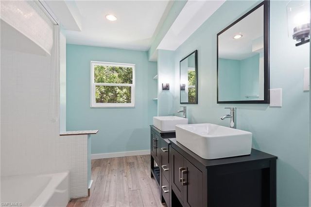 4900 Tahiti LN, Naples, FL 34112